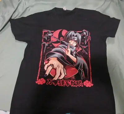 Polera negra con diseño de anime - miniatura 1
