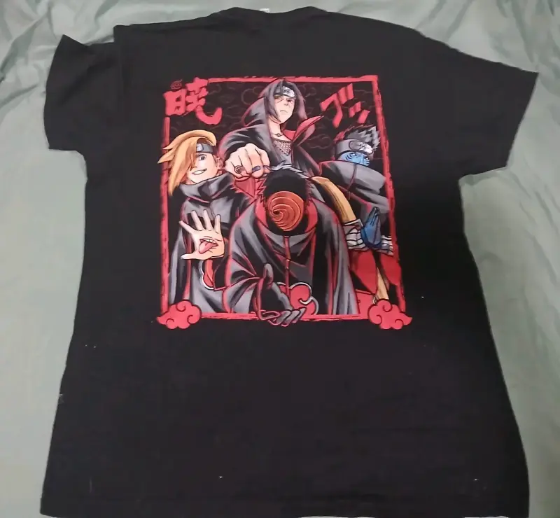 Polera negra con diseño de anime - 2