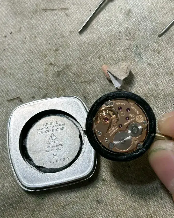 Reloj Omega De Ville dorado con correa de cuero - 4