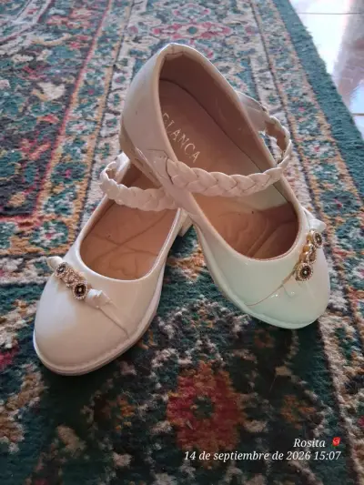 Zapatos de niña blancos con detalles decorativos - miniatura 1