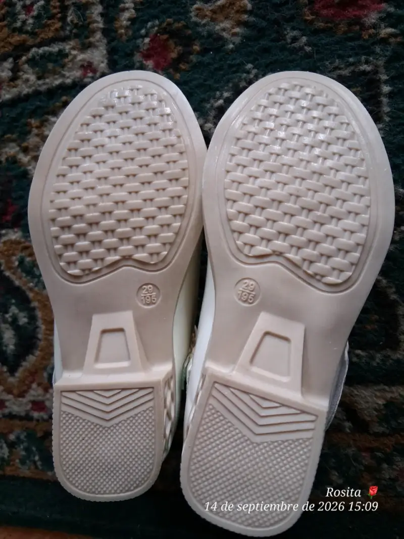 Zapatos de niña blancos con detalles decorativos - 2