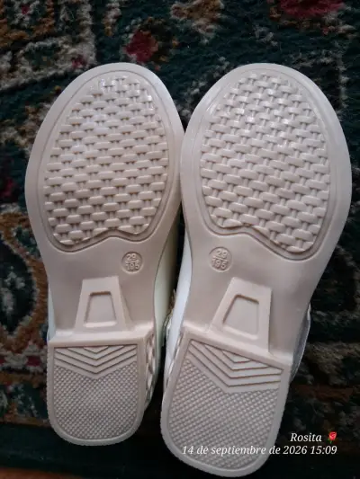 Zapatos de niña blancos con detalles decorativos - miniatura 2