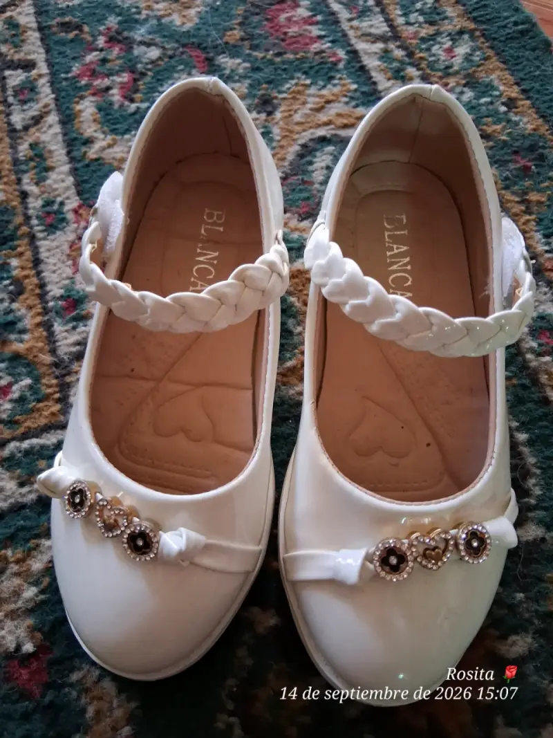 Zapatos de niña blancos con detalles decorativos - 3
