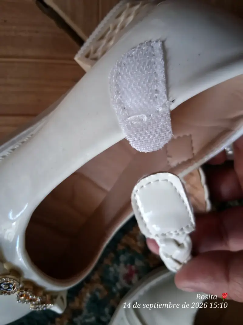 Zapatos de niña blancos con detalles decorativos - 4