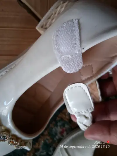 Zapatos de niña blancos con detalles decorativos - miniatura 4