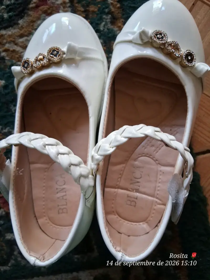 Zapatos de niña blancos con detalles decorativos - 5