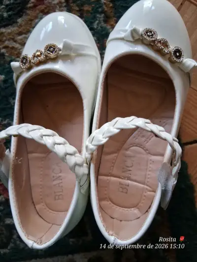 Zapatos de niña blancos con detalles decorativos - miniatura 5
