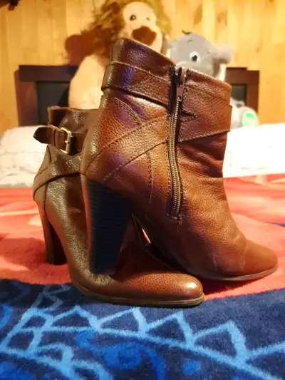 Botines de cuero marrón con tacón alto. Talla 35. - miniatura 1