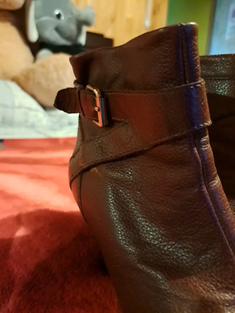 Botines de cuero marrón con tacón alto. Talla 35. - 2