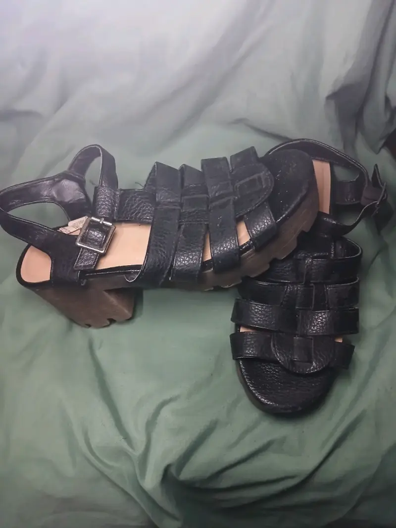 Sandalias de cuero negras con plataforma