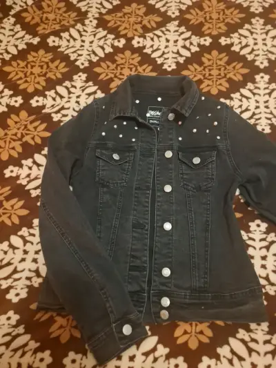 Chaqueta de mezclilla negra con tachas para mujer - miniatura 1