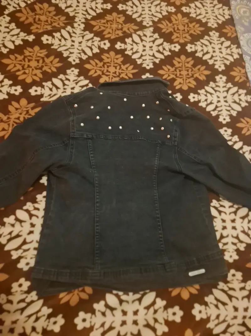 Chaqueta de mezclilla negra con tachas para mujer - 2