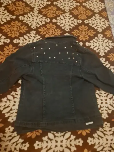 Chaqueta de mezclilla negra con tachas para mujer - miniatura 2
