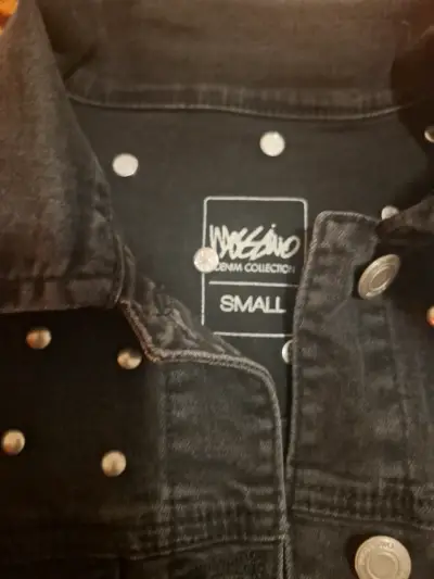 Chaqueta de mezclilla negra con tachas para mujer - miniatura 3