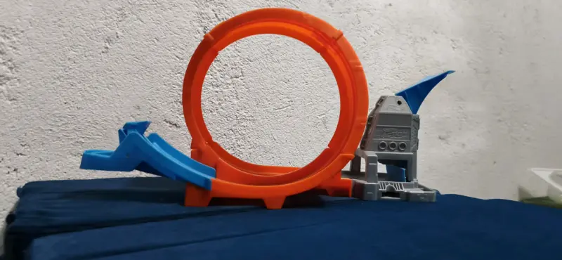 Pista de autos con loop y rampa