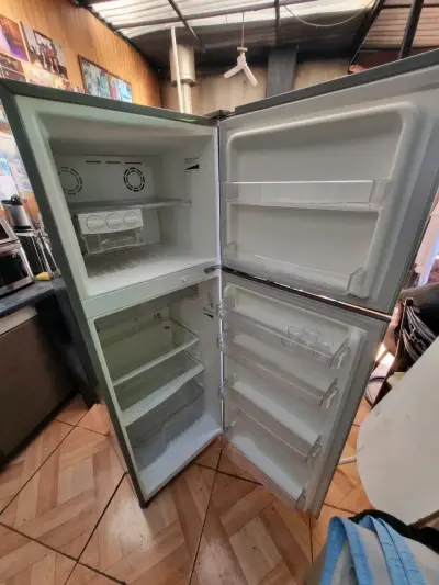 Refrigerador Mademsa de dos puertas en buen estado - miniatura 2