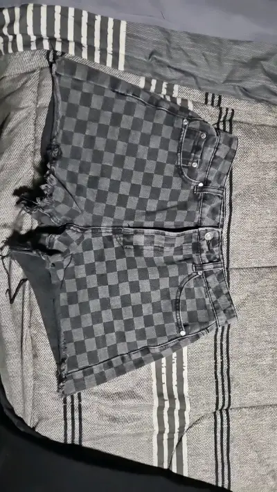Shorts de mezclilla a cuadros negros - miniatura 1