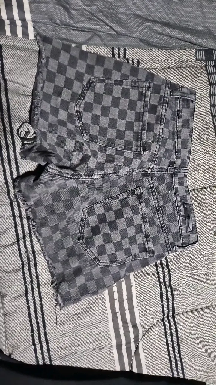 Shorts de mezclilla a cuadros negros - 3