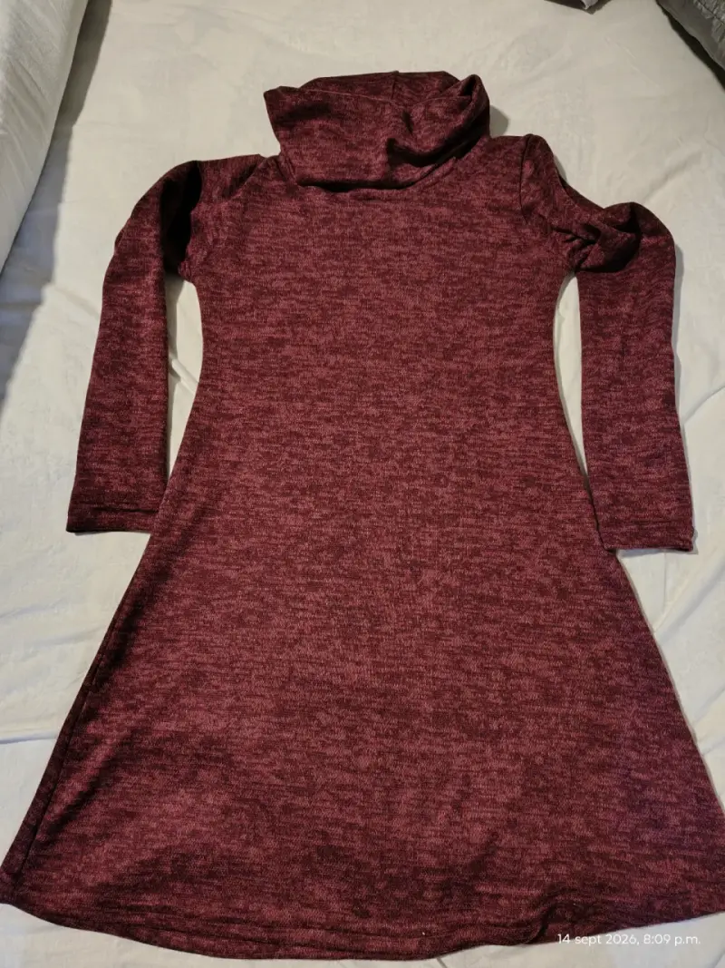Vestido de lanilla burdeos con cuello alto