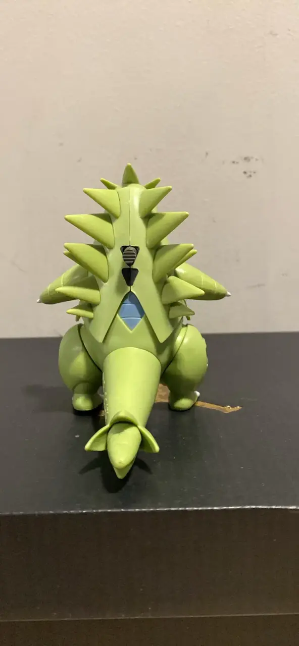 Figura de acción Tyranitar Pokémon verde - 2