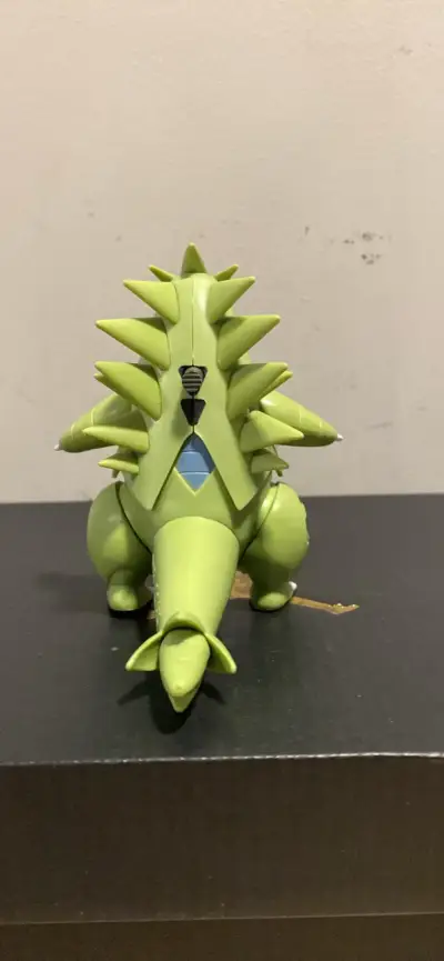 Figura de acción Tyranitar Pokémon verde - miniatura 2