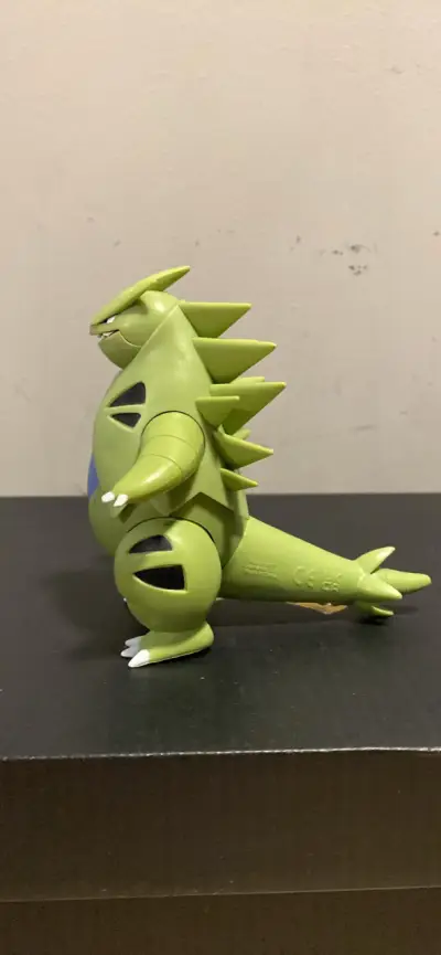Figura de acción Tyranitar Pokémon verde - miniatura 3