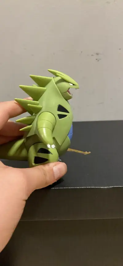 Figura de acción Tyranitar Pokémon verde - miniatura 4