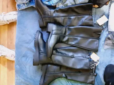 Botas negras de cuero con cierre lateral - miniatura 1
