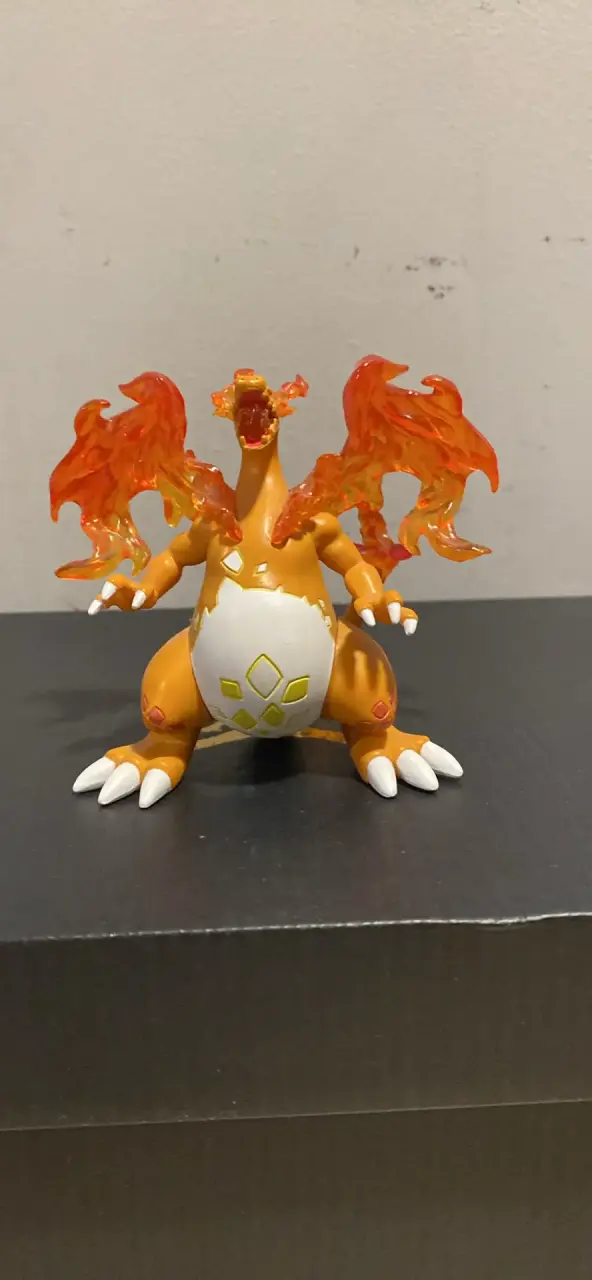 Figura de acción Charizard con detalles de fuego - 1