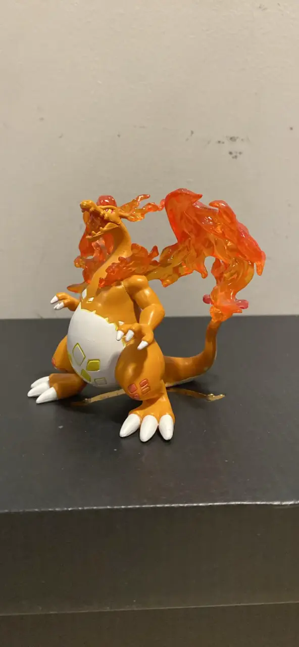 Figura de acción Charizard con detalles de fuego - 2