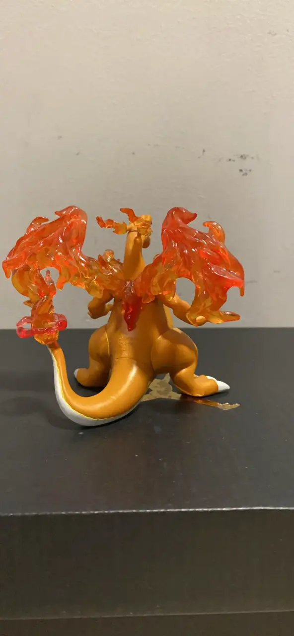 Figura de acción Charizard con detalles de fuego - 3