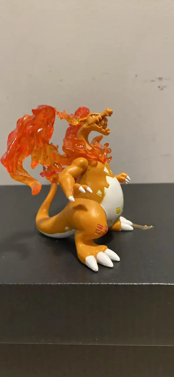 Figura de acción Charizard con detalles de fuego - 4