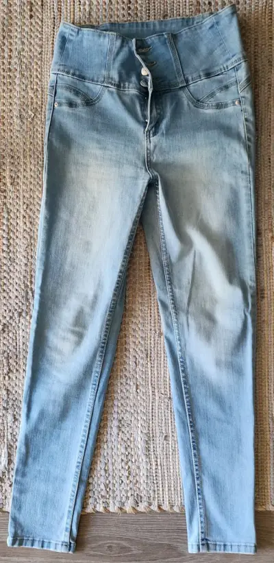 Jeans pretina alta. Marca Mossimo 38 - miniatura 3