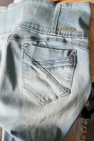 Jeans pretina alta. Marca Mossimo 38 - miniatura 4