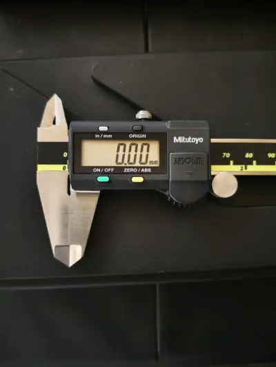 Calibrador digital Mitutoyo ABSOLUTE con estuche - miniatura 1