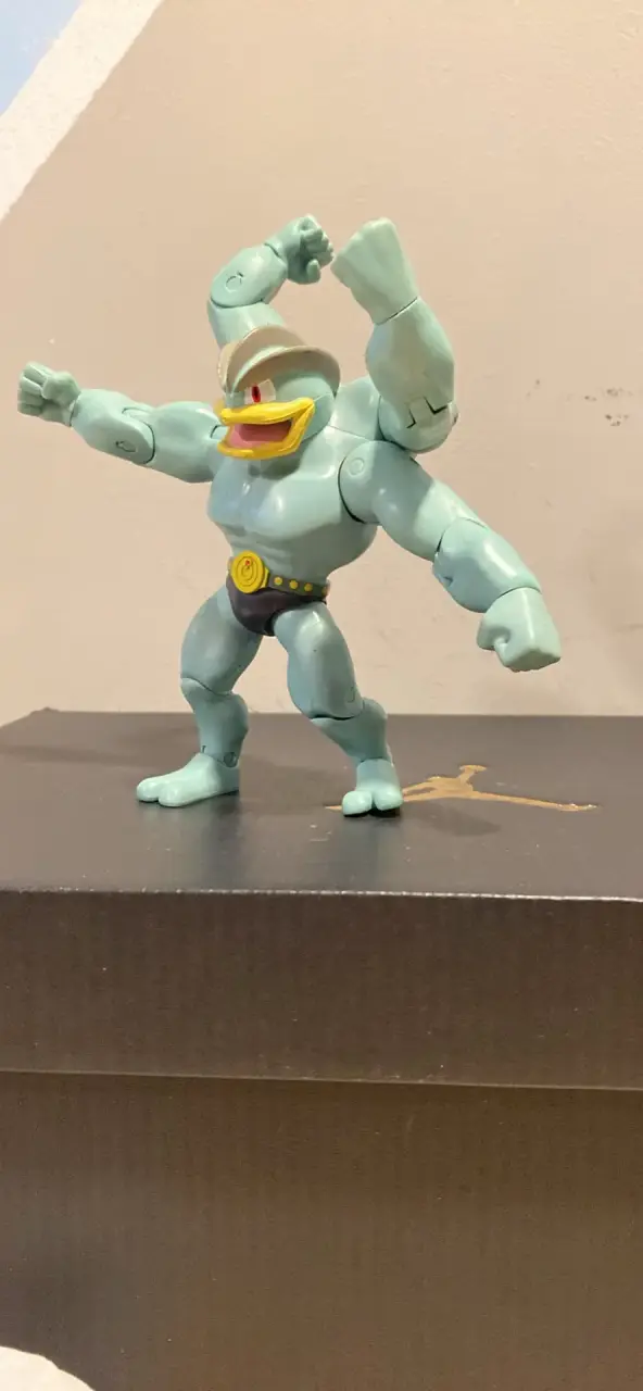 Figura de acción Machamp Pokémon - 2