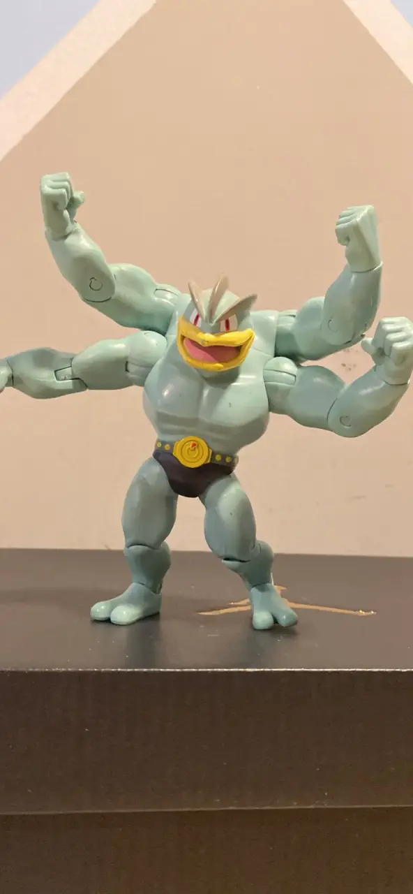 Figura de acción Machamp Pokémon - 3