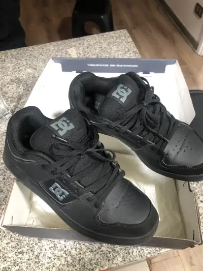 Zapatillas negras DC  en buen estado - miniatura 1
