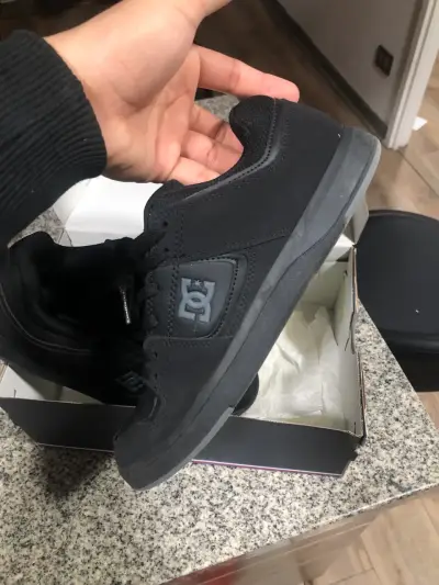Zapatillas negras DC  en buen estado - miniatura 2