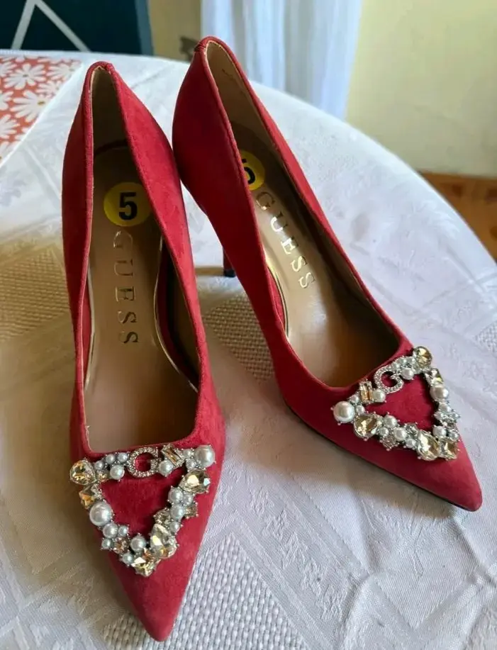 Tacones rojos Guess con adornos brillantes - 1
