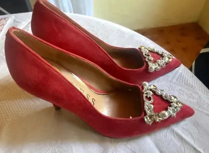 Tacones rojos Guess con adornos brillantes - 2