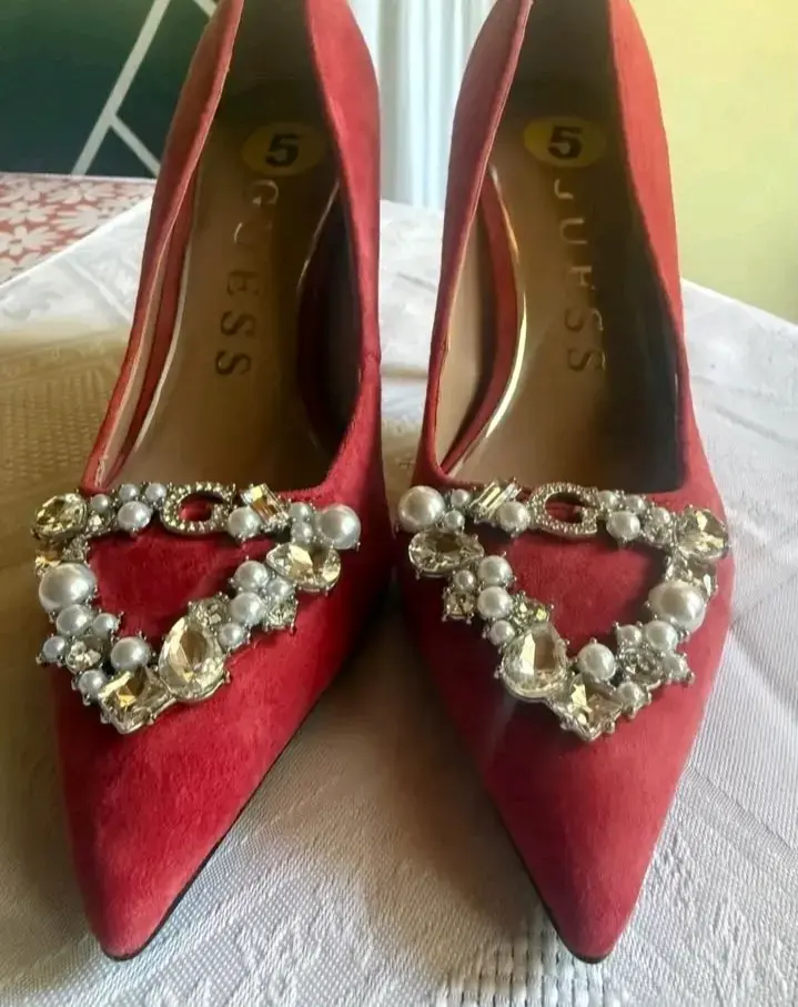 Tacones rojos Guess con adornos brillantes - 3