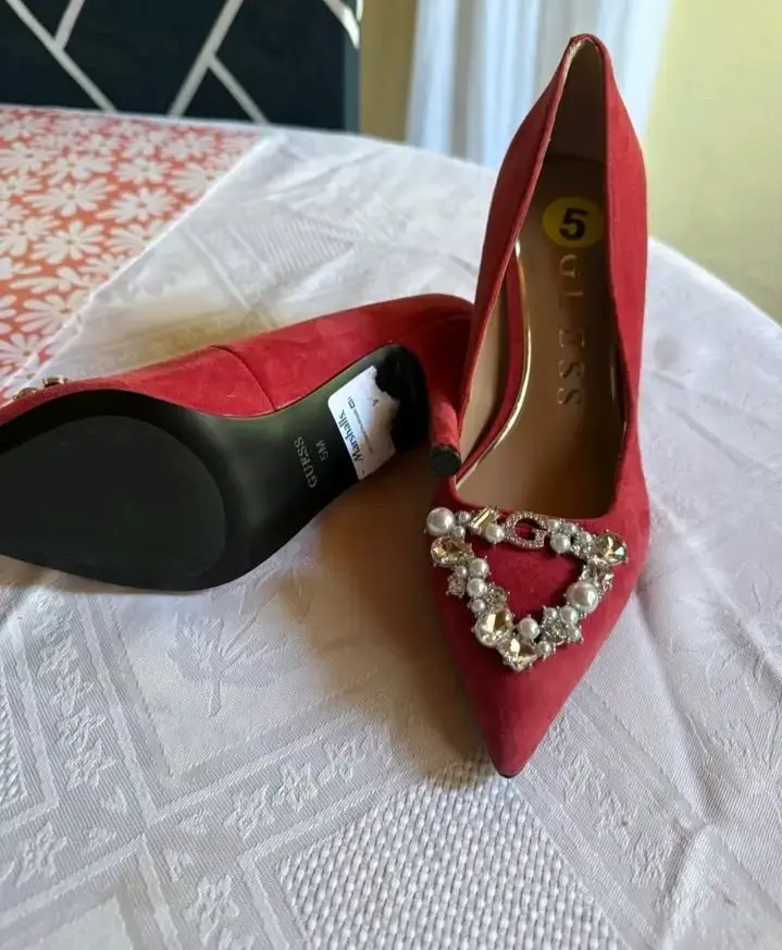 Tacones rojos Guess con adornos brillantes - 4