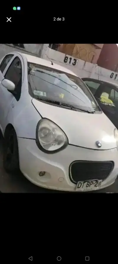 Auto compacto blanco en buen estado - miniatura 2