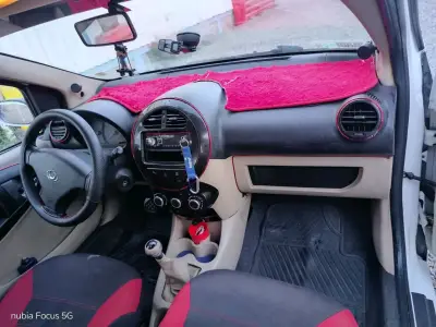 Auto compacto blanco en buen estado - miniatura 5