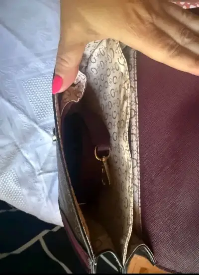 Cartera Guess con diseño monograma y correa ajustable - miniatura 1