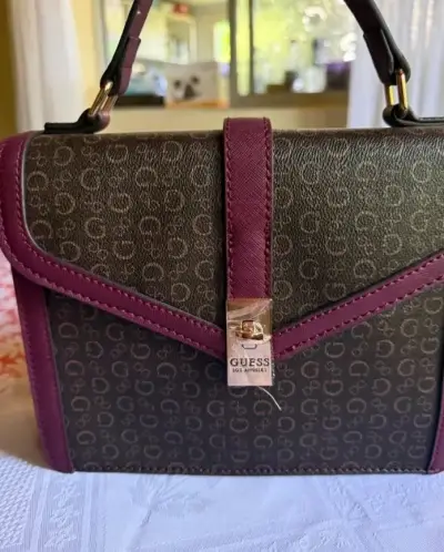Cartera Guess con diseño monograma y correa ajustable - miniatura 2