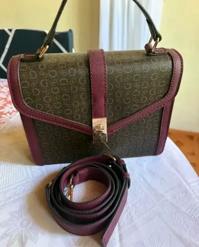Cartera Guess con diseño monograma y correa ajustable - miniatura 3