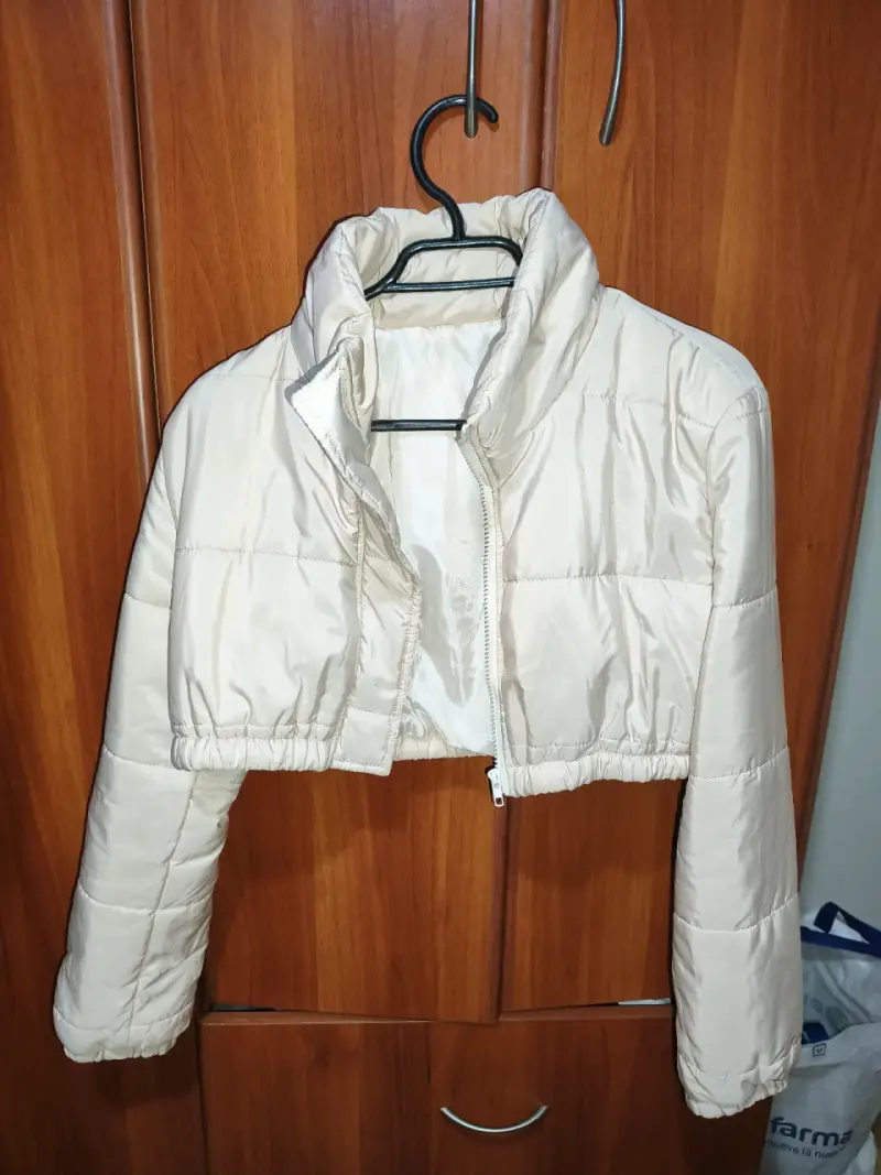 Chaqueta corta acolchada beige para mujer