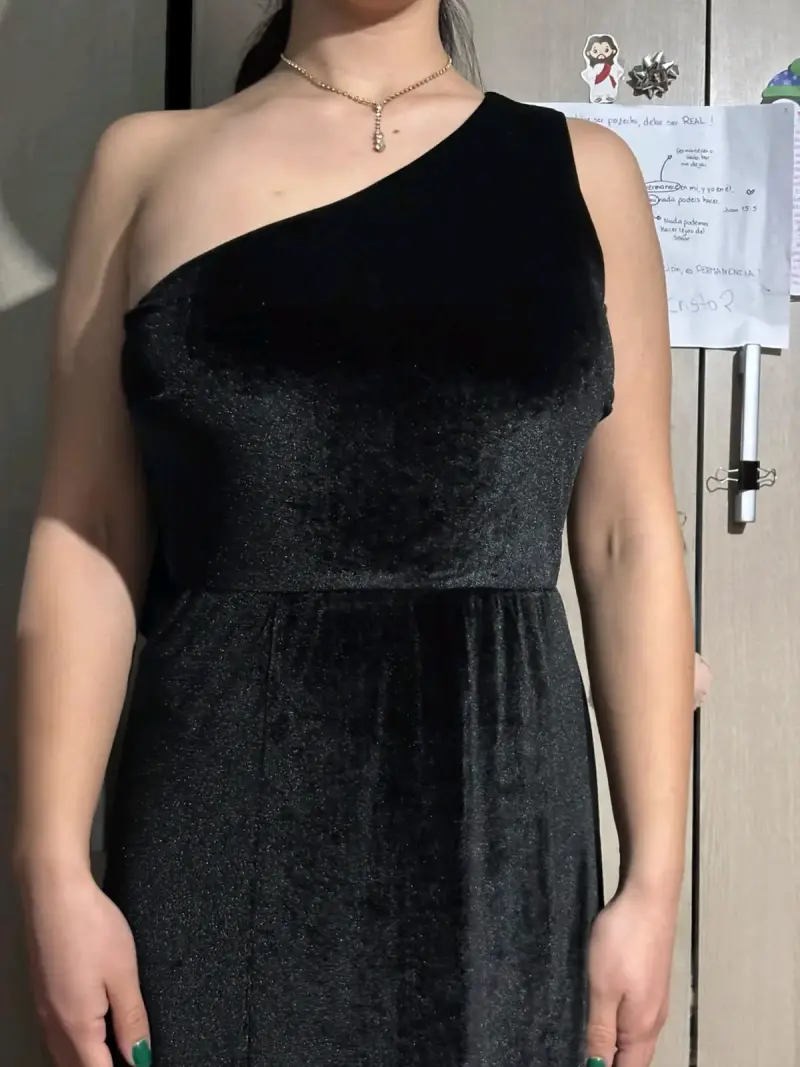 Vestido negro de un solo hombro con abertura - 1